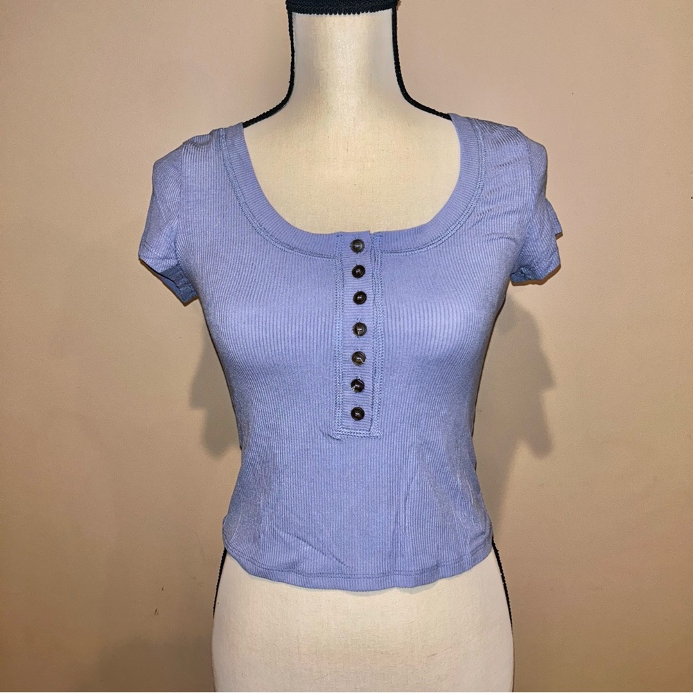 Lulu’s Light Blue Round Neckline Short Sleeve Crop Top